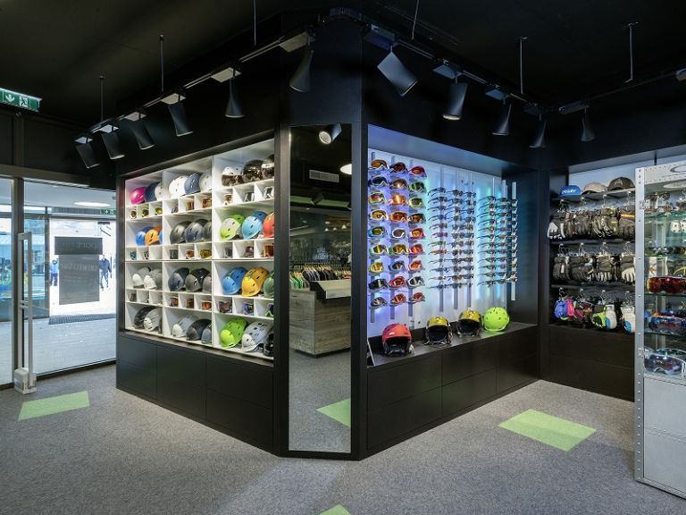 Geschäftsfront mit Sportartikel im Regal