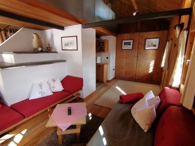 Wohnraum mit ausklappbaren Betten