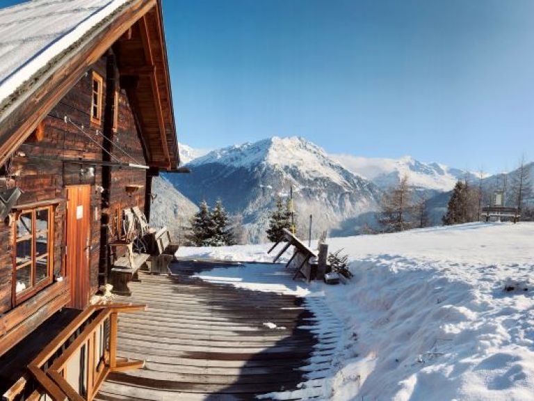 Ski hut directly in the skiing area